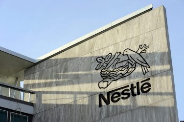 LAU215 VEVEY (SUIZA) 19/02/2013.- Imagen de archivo distribuida hoy martes 19 de febrero de 2013 que muestra el logotipo de la multinacional suiza Nestlé en la sede de la compañía en Vevey, Suiza, el 14 de febrero de 2013. Nestlé ha retirado productos de pasta con carne de vacuno en España e Italia, tras desvelarse que contienen trazas de ADN de caballo superiores al uno por ciento, informó la compañía. En un comunicado divulgado en las últimas horas, Nestlé explica que ha decidido la suspensión de la distribución de todos los productos elaborados de vacuno suministrados por la empresa alemana H.J. Schypke, un subcontratista de su proveedor JBS Toledo N.V. Los productos retirados de la venta en España e Italia son los ravioli y tortellini de carne Buitoni. También se ha retirado una lasaña a la boloñesa producida en Francia para negocios de catering. EFE/Laurent Gillieron